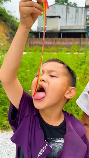 Sour candy is more delicious for dad 😱🤣👶🏻👧🏻❤️✅