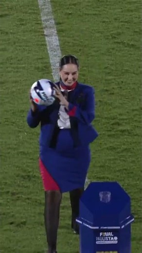 Avión lleva el balón para un partido de futbol en Brasil 🇧🇷⚽️