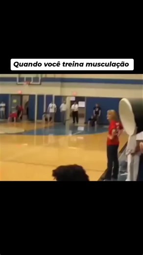 Felipe Peloggia | Skull Calistenia on Instagram: "Você treina só corpo… ou corpo e mente? Tem gente que acha que calistenia é só puxar barra e fazer flexão no chão. Mas a verdade é que, enquanto a musculação te coloca pra repetir movimento em máquina, a calistenia te obriga a pensar, sentir e se conectar com o que seu corpo realmente faz. Aqui, cada repetição exige controle, equilíbrio, consciência corporal e foco absoluto. Você não empurra peso… você se domina. Você não só fortalece músculos… v