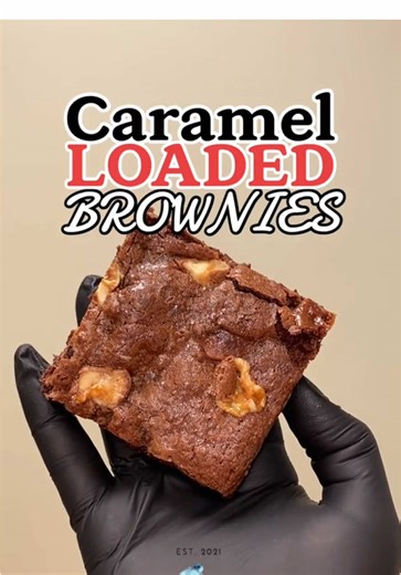 These are so good! If you love snickers you’ll love these! #snickers #snickersbrownie #brownierecipe #brownie #browniebatter