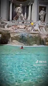#EnUnFlash | “El que tenga miedo a m0r¡r que no nazca” dijo paraguaya que nadó en la fontana di trevi😲 ➡ Ignorando las reglas para la conservación del monumento histórico, ella se lanzó a las aguas de la fuente con la intención de aplacar el calor reinante en Roma, Italia. Al salir, recibió una multa de 500 euros. 🎙️ @soygogui #Nacionales