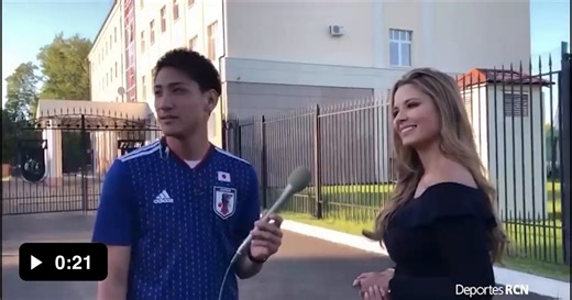 Japanese journalist interviewing a Latina journalist (dude almost had a nosebleed like in anime) - Video