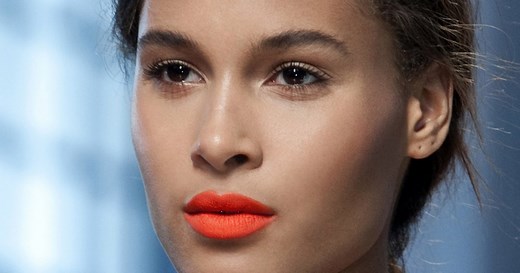 Comment donner un effet mat à n'importe quel rouge à lèvres brillant ?