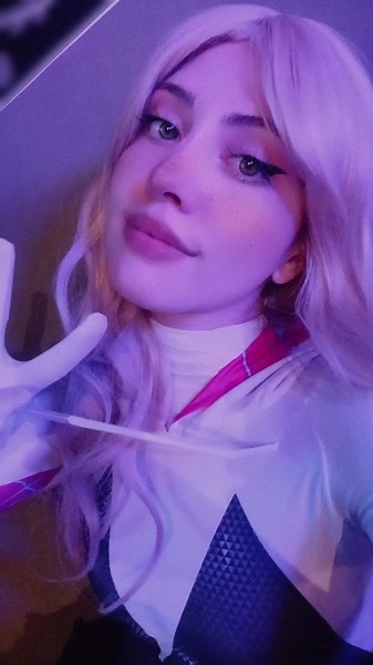 Kiss Kiss Gwen: Unveiling Spider-Gwen Cosplay