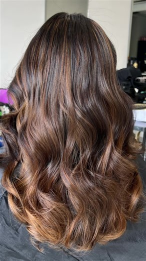 Los balayage Morenas Iluminadas pueden ser realizados con tinte pero en cabellos naturales.