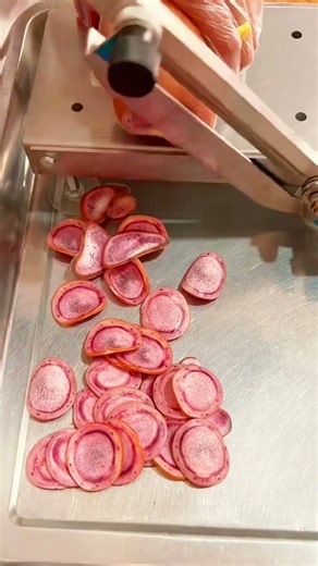 Manually Slicing Deer Antler Velvet for Traditional Medicine