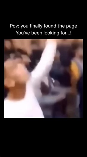 Deadshootingclips on Instagram: "Just @dead.shootingclipss 日本利用压电瓷砖将脚步转化为电能。这些瓷砖捕捉来自你脚步的动能。当你行走时，你的重量和动作会对瓷砖产生压力。瓷砖会轻微弯曲，从而产生机械应力。瓷砖内部的压电材料将这种应力转化为电能。每一步都会产生少量电荷，而数百万步结合在一起就能产生足够的电力来驱动LED 灯、数字显示屏和传感器。在像涩谷车站这样繁忙的地方，每天大约有240万个脚步为这一系统作出贡献。 这些电能可以被储存或立即使用，从而减少对传统电力来源的依赖，并支持可持续的城市基础设施。 这种方法将日常运动转化为实用的可再生能源 #日本#知识#事实 #你知道吗 #推荐 科技创新历史 技术 实验热门"