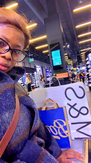 Lolo1 (@lolodagoldenfish1)’s videos with Berna Baby - Exclusive sounds 🎶