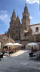 ⛪ La Catedral de Santiago de Compostela no es solo un impresionante edificio, ¡es un verdadero viaje en el tiempo! Además de su arquitectura única, puedes adentrarte en el Pórtico de la Gloria, admirar su historia en el Museo o incluso recorrer sus cubiertas con vistas espectaculares de la ciudad. Una experiencia que te conecta con el pasado y te invita a descubrir cada rincón de este símbolo gallego. ¡Anótalo para tu próxima visita! ⛪ A Catedral de Santiago de Compostela non é só un impresionan