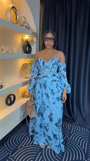 Queen Dress on Instagram: "👑COUCOU MES QUEENS👑 [Notre travail est de vous rendre magnifique ] Longue robe bleu clair à imprimé floral noir, avec un décolleté élégant, un corsage structuré et des manches bouffantes Disponible en boutique ⚜️Taille M/L/XL 📍Nous sommes à Abatta en face du collège Pierre Charles 2 📞 0706031238/0758282710"