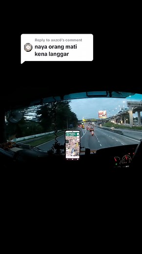 Dah tahu kena langgar dengan lori ni boleh menyebabkan kematian. Tapi sikap atas jalan tak mahu berubah. Ni mujur ada kamera. Dapatlah bukti yang segelintir tu memang tak senonoh. Untuk yang nak dengar nasihat, aku nasihatkan jangan buat macam ini di hadapan lori. Yang tak mahu dengar nasihat, aku nasihatkan semua pemandu lori pasanglah kamera. | Nazri Tan
