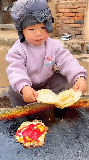 👶🔥 A small child became a real hero 🥪🍳|#shorts