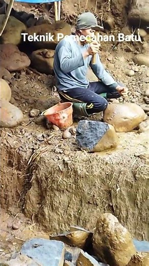 Teknik Pemecahan Batu Manual II Pondok Pesantren Lembah Semagung