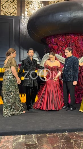 A perfect family picture 😍 [Sanon Family, Kriti Sanon, Nupur Sanon, Stebin Ben, Zoom Papz, Bollywood Family] #zoompapz | Zoom TV