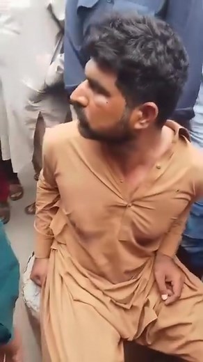 775K views · 9.9K reactions | *گوجرانوالہ : سیالکوٹی دروازہ کے پاس خواتین سے پرس چھین کر فرار ہونے والے ڈکیت کو لوگوں نے دھر لیا ۔ اور اس کی خوب خاطر تواضع کی کافی دنوں سے پکڑا نہیں جا رہا تھا یہ لیکن آج ہتھے چڑھ گیا* # | Lala Qasim | Facebook