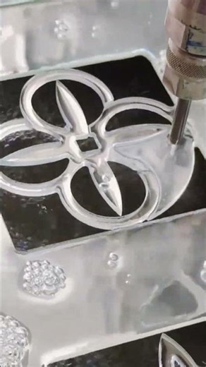 Glasscheiben mit Hochdruck-Wasserstrahl präzise schneiden