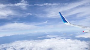 飛行機から見た雪の富士山の動画｜無料の動画素材サイト「動画AC」