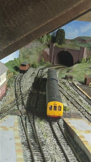 Local service with Metro-Cammell class 101