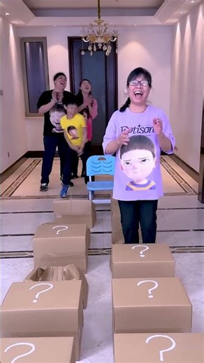 Super Exciting Box Jumping Game!The Little Boy Is So Unlucky!#Funnyfamily#Partygame