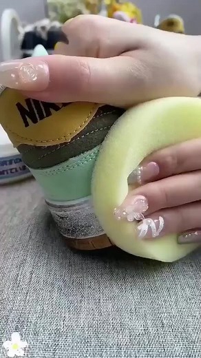 Save the yellow and black marks on the white shoes! Small white shoes cleaning cream Double the cleaning effect! Most materials in the home can be cleaned!#shoescleaning #cleaning #shoes #clean