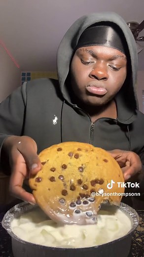 giant cookie from pizza hut 😁 #giantcookie #chocolatechipcookies #icemilk #cookies #pizzahut #mukbang