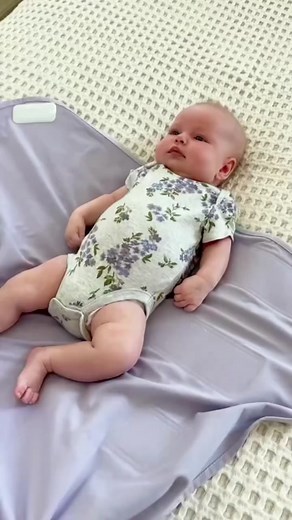 Okay, Cara, but how do I tell if baby is TOO WARM? Well, look at their face and neck and assess. Are their cheeks flushed? Is their hair sweaty? They're likely too warm. And if they're too warm, do I just unswaddle or take off the sleep sack? Then he won't sleep! Remove a layer, but one of the layers below the swaddle or sleep sack! Take off that onesie beneath the swaddle. Put on short sleeves instead of long sleeves. Try a swaddle like @embebabies or @annaandeve that allows you to swaddle baby