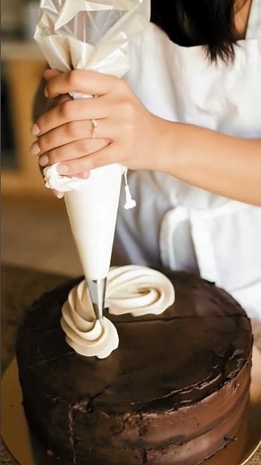 Frosting with pipping bag| Decorating Cake| Easy Cake recipe |How to move pipping bag on cake #cakes