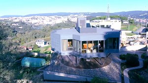 CASAS DO FUTURO é uma grande reportagem para ver AMANHÃ, quinta-feira, dia 16 de fevereiro, no Linha da Frente, às 21h00, na RTP1. A preocupação com a sustentabilidade está na ordem do dia e há uma pressão cada vez maior para que se reduza a pegada de carbono. Portugal é um dos países da Europa onde se passa mais frio dentro de casa. Cerca de 51 mil milhões de toneladas de CO2 que nós enviamos para a atmosfera, todos os anos, 31 por cento vem da produção de coisas novas. A construção consome 30 