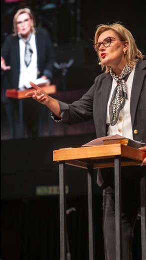 Wat 'n dag! Wat 'n seën! Heilig, diep, lig en lekker - kosbare oomblikke saam met hartsvroue. Ek staan elke jaar verstom oor wat die Here vir só baie vroue doen in net een dag. Kyk, die Worthy Women is deur God self uitgedink en begin. Hy behou dit, dra dit en seën dit soos Hy wil. Dankie vir al die getuienisse en boodskappe. Ek wens ek kon die dag vasvang in foto's en video's, maar jy moet dáár wees om te verstaan wat hierdie enkele oomblikke verteenwoordig. Maak 'n aantekening in jou 2026 kale