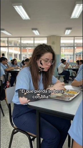 Desafiando burlas: El juego de los besos con Mía