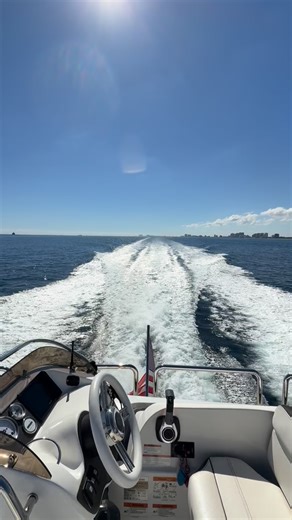 85’ Pacific Mariner Made in the USA 🇺🇸 Built in the Pacific NW by Westport Yachts WOT: 25.2 knots 🔥 East Coast Florida run, sun high, water sparkling like diamonds. Does it seriously get any better than this? 📍 Florida East Coast #PacificMariner #WestportYachts #TroyerYachts | Andrew Troyer - Troyer Yachts EST 2006