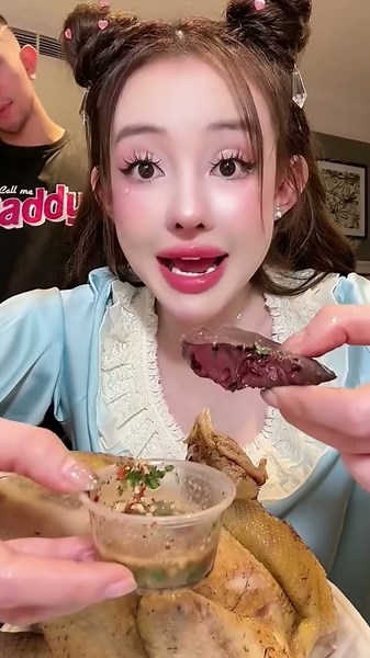 Ngan 98, chicken blood with lime leaves is so delicious
