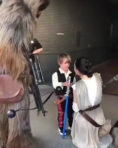 408K views · 6K reactions | This kid gets a hug and kiss from Rey.  Credit: Ginny Walton | Just Disney | Facebook