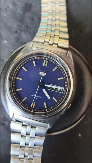The watch is a vintage Seiko 5 Automatic powered by the Caliber 7009 movement, which served as the primary workhorse engine for Seiko’s entry-level mechanical line from the mid-1970s through 1996 #seiko #seiko5 #automaticwatch #vintagewatch