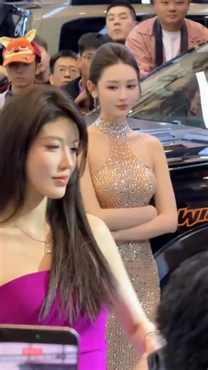Even beautiful women like to watch beautiful women #CarShowModels #LongLegBeauties