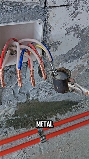 This dip soldering technique bonds twisted copper wires by immersing them in molten solder. | baitbox.pl