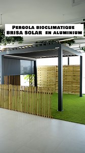 ⭕ #Pergola_bioclimatique // BRISA SOLAR #Pergola_bioclimatique développée en #aluminium, idéale pour couvrir les espaces extérieurs.Il intègre des lames orientables réglées par moteur, permettant l’entrée des rayons du soleil, la circulation de l’air et la protection contre la pluie, l’ensemble de la structure étant étanche. 𝐋𝐞𝐬 𝐜𝐚𝐫𝐚𝐜𝐭𝐞́𝐫𝐢𝐬𝐭𝐢𝐪𝐮𝐞𝐬 ✅ Comprend un système de drainage de l’eau. ✅ Il peut être installé par des poteaux ou fixé au mur. ✅ Éclairage LED intégré. ✅ Compr
