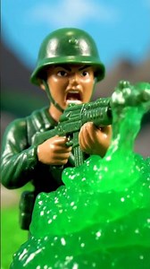 Toy Soldiers vs. Alien Slime Creatures | Miniature Fight