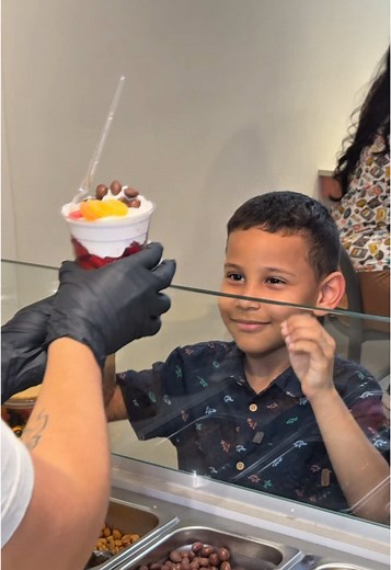 ¡La felicidad tiene sabor a fresas con crema! Nuestro pequeño cliente vino por su combinación favorita: fresas con crema de avellana y crema blanca, y su sonrisa lo dice todo. 🥰✨ ¿Y tú, ya probaste esta delicia? ¡Ven por la tuya y endulza tu día! 🍓💕 #FresasConCrema #DulceFelicidad #PostresQueEnamoran