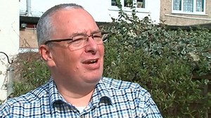 Photographer reveals how he took weasel on woodpecker pic