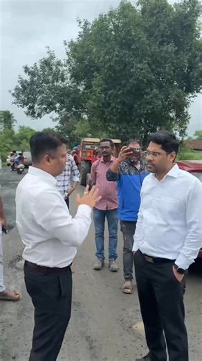 વાપીને મુંબઈ મહાનગર સાથે જોડતા રાષ્ટ્રીય ધોરીમાર્ગ NH 56ની ઉનાઈ-વાંસદા હાઈવે પર ચકાસણી કરી, રસ્તાના કામ અંગે વિભાગીય અધિકારીશ્રી સાથે સમીક્ષા કરી. સમગ્ર દક્ષિણ ગુજરાતમાં સતત અને સખત પડી રહેલા વરસાદને કારણે અનેક એવા ધોરીમાર્ગ ખરાબ થતા રીપેરિંગનું કામ ચાલી રહ્યું છે. જુદા જુદા રૂટ પર આ કામગીરી કરવામાં આવી રહી છે. હાઈવે પરથી પસાર થતા વાહનચાલકોને કોઈ મુશ્કેલી ન પડે એ વાતને પ્રાધાન્ય આપી હાઈવેની ચકાણી કરી. :Valsad MP & Loksabha Whip Dhaval Patel | Dhaval Patel