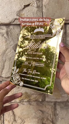 Invitaciones de 15 años en acrílico dorado espejo