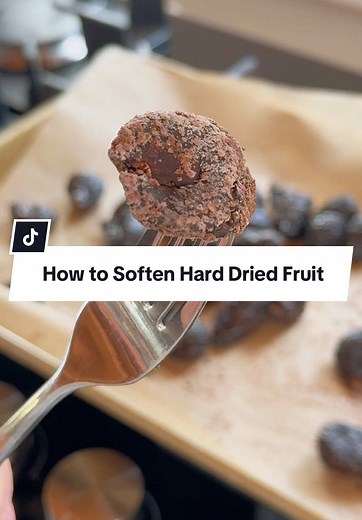 Wondering why your dried fruit turns hard or crystallized? Here’s what causes it and how to reverse the process 😁 Just pop your dried fruit in the oven for a few minutes to make it soft, gooey, and good as new. ☺️ Don’t forget to share this simple hack with all the dried fruit lovers out there! 💛 #foodhacks #foodtiktok #driedfruit