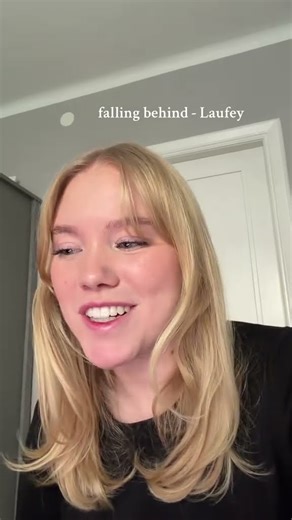 cover of “Falling Behind” by Laufey