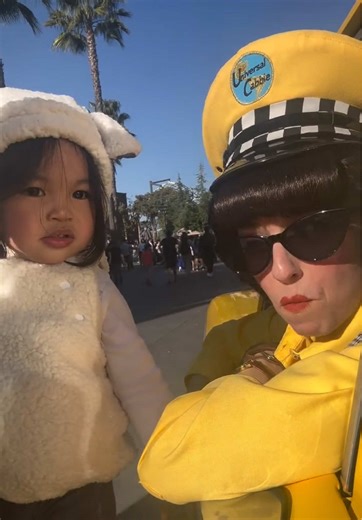 Getting Free Buttons from the Cab Driver in Universal Studios #doubledkicks #universalstudios #universalstudioshollywood