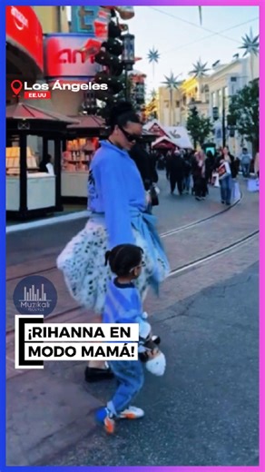 🛍️👶 ¡RIHANNA EN MODO MAMÁ! Ayer captaron a Rihanna paseando con su pequeño Riot en The Grove, Los Ángeles. 📸✨ Riri demostró una vez más que se puede ser un ícono de la moda y la mamá más tierna al mismo tiempo. ¡Riot cada día está más grande y heredando todo el estilo de sus padres! Simplemente adorables. 🕶️💖 👇 ¿El bebé con más flow del mundo? #Rihanna #RiotRose #TheGrove #LosAngeles #Fenty | Muzikali Records