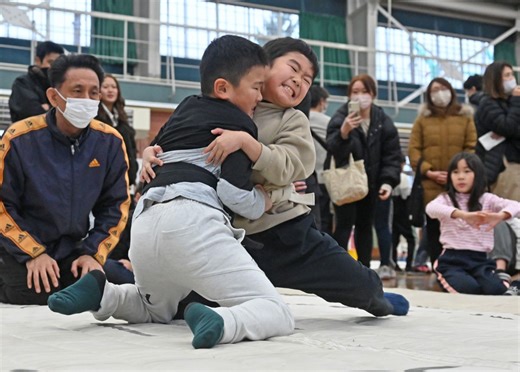 「ねまり相撲」全校児童熱戦／弘前・西小｜文化・歴史｜青森ニュース｜Web東奥