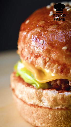 Your homemade burgers will NEVER taste like restaurant burgers… and this is the real reason why. Fat, heat, seasoning, technique — restaurants use all four perfectly. Now you know the truth behind that iconic restaurant burger flavour! 🍔🔥 | Food fame