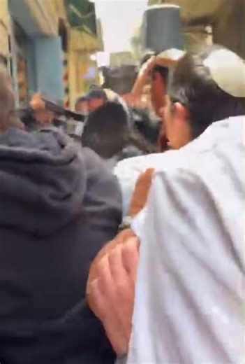 Que importa.El actual judaismo es una falsa religion que insulta a Cristo, al Hijo, al Mesias, Y NADIE LLEGA AL PADRE SI NO ES POR CRISTO JESUSSi hubiera tenido la desgracia de nacer judío, estaria desesperado por salir de la falsa religion de muerte que profesan hoy los judios