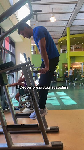 How to perform dips the correct way ✅ 1. Decompress your scapulas in order to lean forward 2. Have straight legs 3. Engage your core 4. Control the negative motion Follow for more helpful fitness tips ❤️ #advice #howtotiktok #dips #correct #fitnesstips